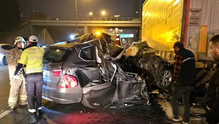 Bağcılar TEM Otoyolu’nda Tırın Altına Giren Otomobilde 1 Kişi Ağır Yaralandı