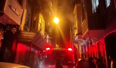 Beyoğlu Tarlabaşı’nda Ahşap Binada Yangın Çıktı