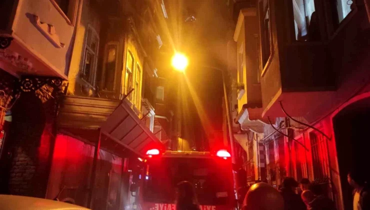 Beyoğlu Tarlabaşı’nda Ahşap Binada Yangın Çıktı