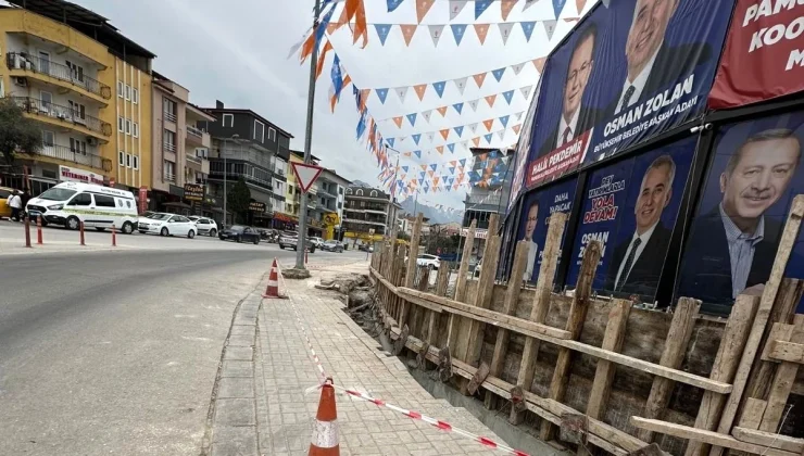 CHP Pamukkale İlçe Başkanı Uğur Coşkun, AK Parti’nin Seçim Koordinasyon Merkezi Önündeki Çalışmayı Eleştirdi