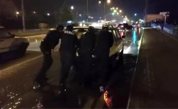 Çorum’un Sungurlu ilçesinde yol ortasında kalan otomobil gece bekçileri tarafından kenara çekildi