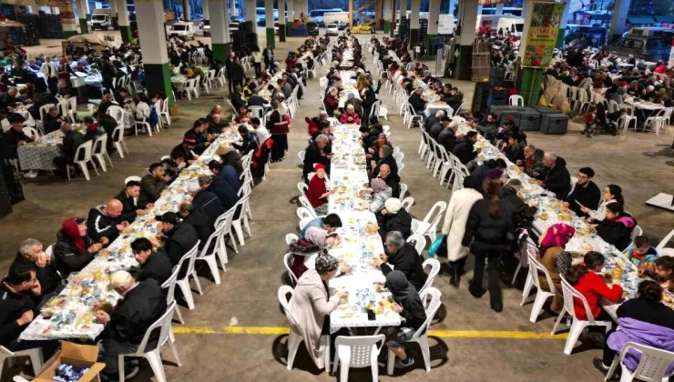 İzmit Belediye Başkanı Fatma Kaplan Hürriyet, vatandaşlarla birlikte iftar yaptı