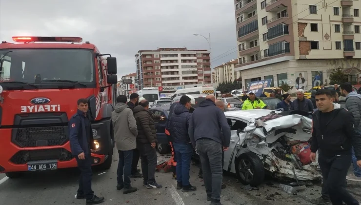 Malatya’da 7 aracın karıştığı trafik kazasında 5 kişi yaralandı