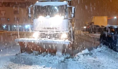 Van’da Sağanak ve Kar Yağışı Sonucu Ulaşımda Aksama Yaşandı