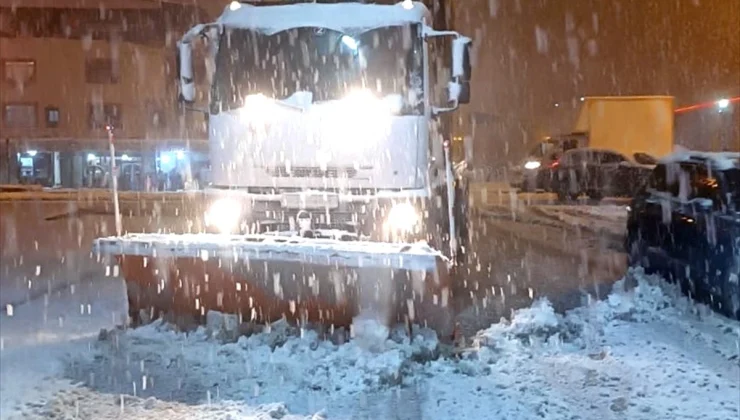 Van’da Sağanak ve Kar Yağışı Sonucu Ulaşımda Aksama Yaşandı