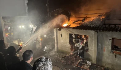 Zonguldak’ta tekstil atölyesinde çıkan yangın söndürme çalışmaları devam ediyor