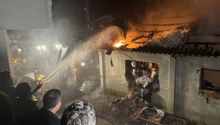 Zonguldak’ta tekstil atölyesinde çıkan yangın söndürme çalışmaları devam ediyor