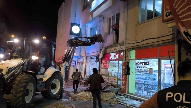 Denizli’de CHP İlçe Binasının Balkonu Çöktü: 8 Yaralı