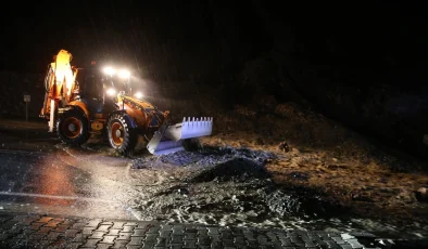 Hakkari-Van kara yolu heyelan nedeniyle kapandı, ekipler çalışma başlattı