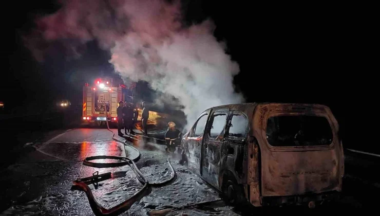 Kahramanmaraş’ta seyir halindeki araç yangına teslim oldu