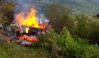 Kastamonu’da Sobadan Çıkan Yangında Ev Tamamen Yanarak Kullanılamaz Hale Geldi