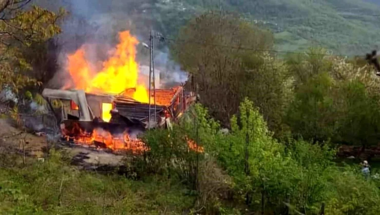 Kastamonu’da Sobadan Çıkan Yangında Ev Tamamen Yanarak Kullanılamaz Hale Geldi