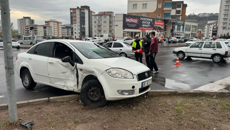 Kayseri’de iki otomobilin çarpışması sonucu 3 kişi yaralandı