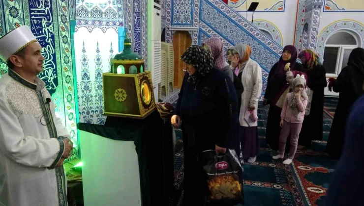 Kütahya’da Sakal-ı Şerif’i Görmek İsteyen Vatandaşlar Ensar Camii’ne Akın Etti