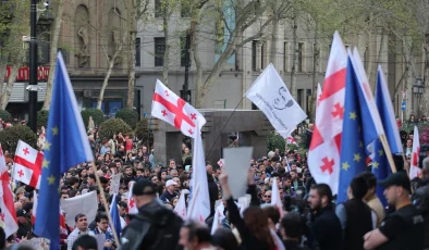 Tiflis’te Gösteri: Yabancı Etkinin Şeffaflığı Yasa Tasarısına Karşı Protesto