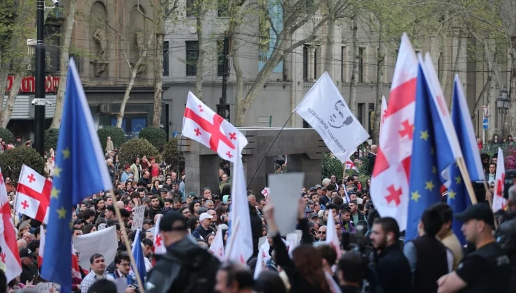 Tiflis’te Gösteri: Yabancı Etkinin Şeffaflığı Yasa Tasarısına Karşı Protesto