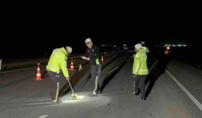 Uşak’ta Yolun Karşısına Geçmeye Çalışan Yaya İki Otomobil Tarafından Çarptı ve Hayatını Kaybetti