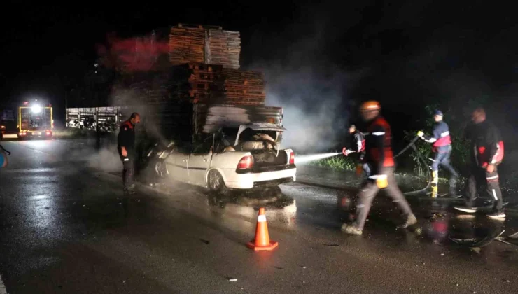 Amasya’da palet yüklü tıra arkadan çarpan otomobil alevlere teslim oldu