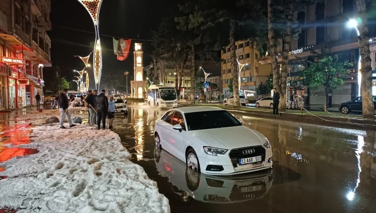 Bitlis’in Tatvan ilçesinde sağanak ve dolu etkili oldu