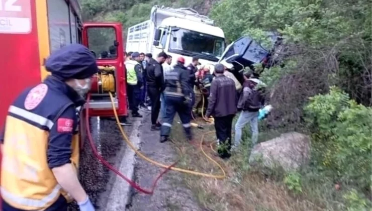 Bursa’da şerit ihlali yapan kamyon karşı yönden gelen 2 aracı biçti, anne ve oğlu hayatını kaybetti