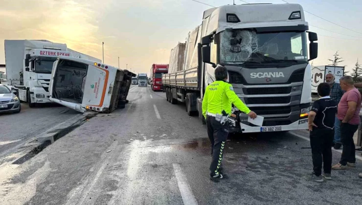 Eskişehir-Ankara Karayolu’nda Tırın Arkadan Çarptığı Otobüs Başka Bir Tıra Çarptı