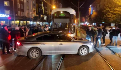 Eskişehir’de tramvay ile otomobil çarpıştı, maddi hasar meydana geldi