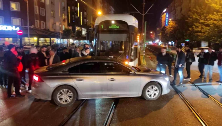 Eskişehir’de tramvay ile otomobil çarpıştı, maddi hasar meydana geldi