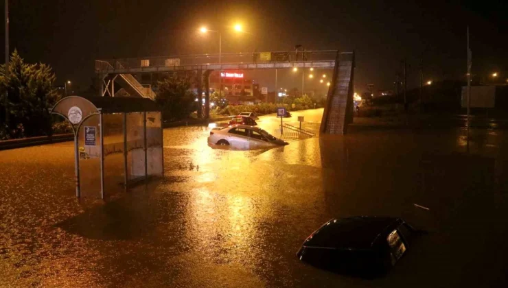 Hatay’da Sağanak Yağış: Caddeler Göle Döndü, Araçlar Mahsur Kaldı