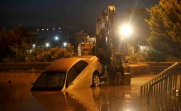 Hatay’da Sağanak Yağış Sonucu Göle Dönen Yollarda Mahsur Kalan Araçlar Kurtarıldı