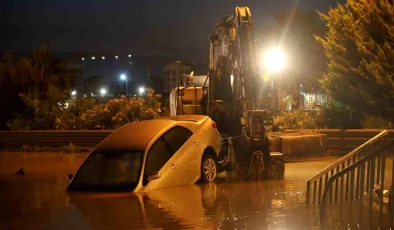 Hatay’da Sağanak Yağış Sonucu Göle Dönen Yollarda Mahsur Kalan Araçlar Kurtarıldı