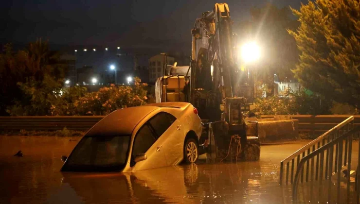 Hatay’da Sağanak Yağış Sonucu Göle Dönen Yollarda Mahsur Kalan Araçlar Kurtarıldı