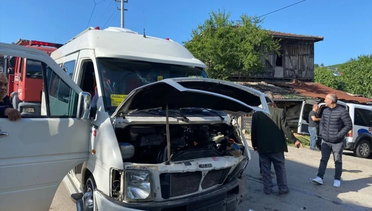 Kocaali’de servis minibüsü ile otomobil çarpıştı: 1 ölü, 5 yaralı