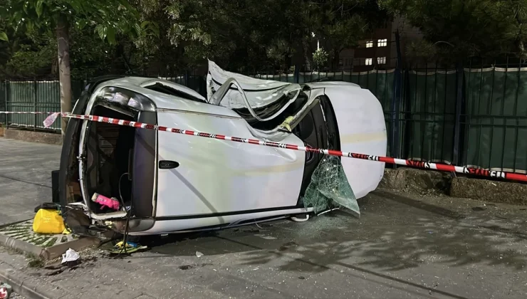 Sivas’ta aydınlatma direğine çarpan otomobilin sürücüsü hayatını kaybetti