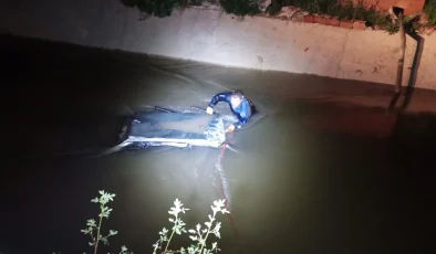 14 yaşındaki çocuk, babasından izinsiz aldığı otomobille sulama kanalına uçtu: 2 ölü