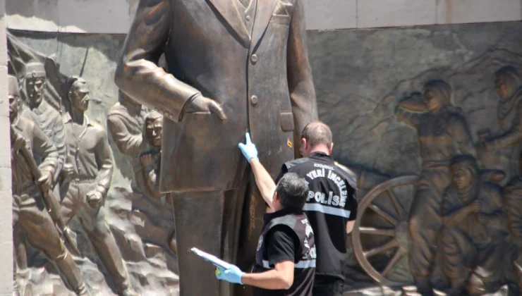 Atatürk Anıtı’na baltayla saldırı! Provokatörlerden “Neden” sorusuna “Sadece Allah rızası için” yanıtı