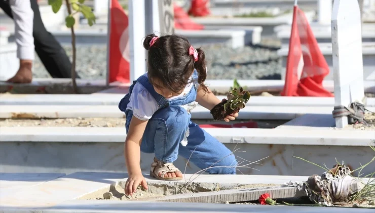 Depremlerden etkilenen Hatay’da mezarlıklar ziyaret edildi