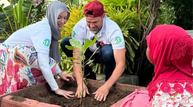 Gamze Özçelik ve Reshad Strik çifti balayı yerine Tanzanya’ya yardım götürmeye gitti