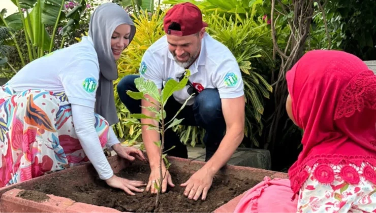 Gamze Özçelik ve Reshad Strik çifti balayı yerine Tanzanya’ya yardım götürmeye gitti