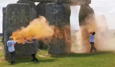 İklim aktivistleri İngiltere’deki Stonehenge’i turuncuya boyadı