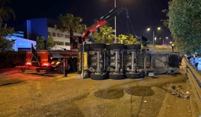 İzmir’de hafriyat kamyonunun dorsesi devrildi, sürücü yaralandı