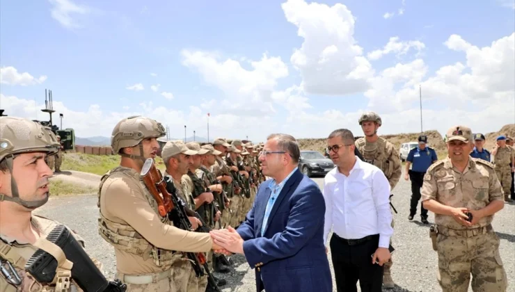 Kars Valisi Ziya Polat, Çemçe-Madur’daki üs bölgesinde askerlerle bayramlaştı