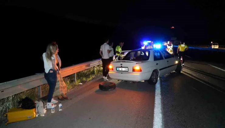 Kırıkkale’de Sol Arka Teker Kopan Otomobil Bariyerlere Çarptı