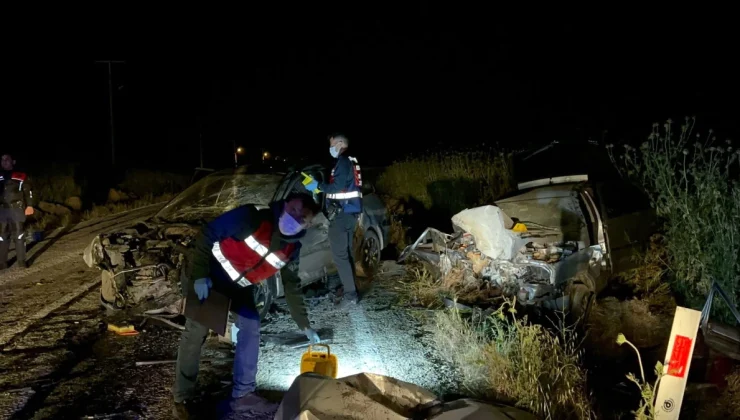 Oğlunun kullandığı otomobili sollamaya çalışan baba, kazaya neden oldu: 3 ölü, 5 yaralı