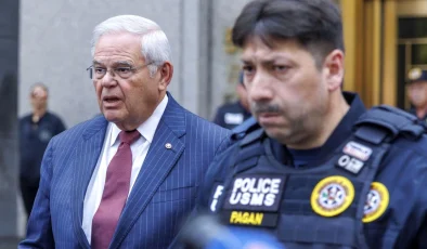 ABD’li Senatör Bob Menendez Rüşvet Suçlamalarıyla İstifa Etti