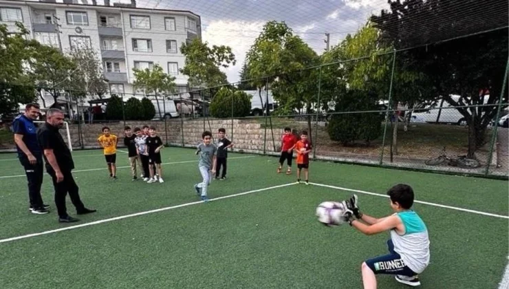 Ankara’nın Pursaklar Belediye Başkanı Ertuğrul Çetin, çocuklara ödüllü penaltı atışı yaptırdı