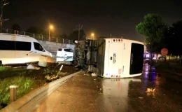 Antalya’da Sağanak Yağış: Devrilen Midibüste Yolcu Olmaması Faciayı Önledi