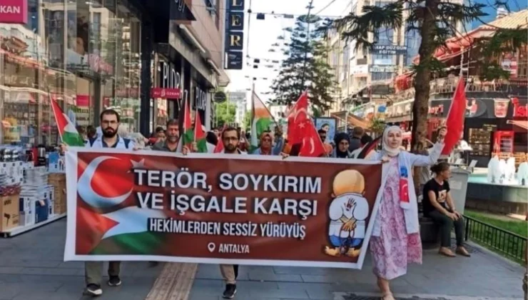 Antalya’da Sessiz Hekimler Platformu İsrail’in Gazze’ye yönelik saldırılarını protesto etti