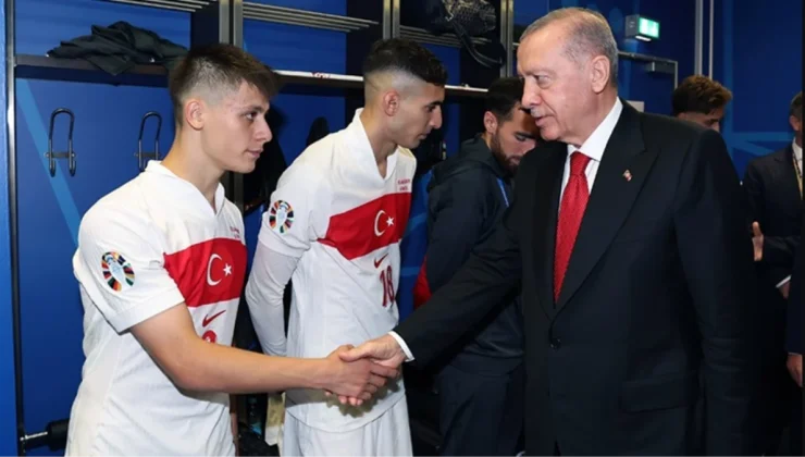 Cumhurbaşkanı Erdoğan, A Milli Futbol Takımımızı soyunma odasında ziyaret etti