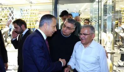 Kayseri Büyükşehir Belediye Başkanı Dr. Memduh Büyükkılıç, İçişleri Bakanı Ali Yerlikaya ve beraberindeki heyet ile Kazancılar Çarşısı’ndaki esnafı ziyaret etti