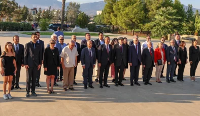 Özgür Özel, Rauf Denktaş ve Fazıl Küçük’ün anıt mezarlarını ziyaret etti